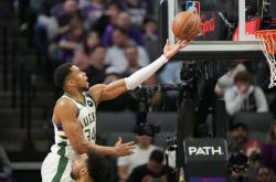 雄鹿绝杀时刻，迎来胜利点燃赛场，迎来胜利迎来胜利！